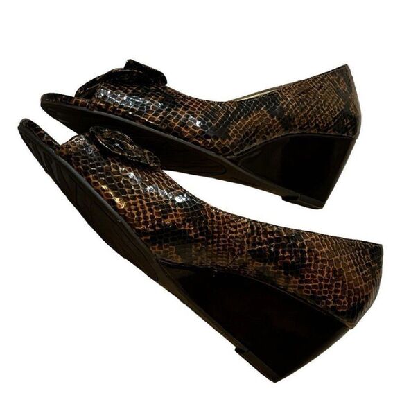 Anne Klein Snake Skin Ladies Peep Toe Wedge with Bow Womens Size 8.5 Shoes - Picture 4 of 11